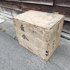 茶箱　中の新聞の年代大正十年　サイズ約66cm×45cm 高さ約59cmの画像