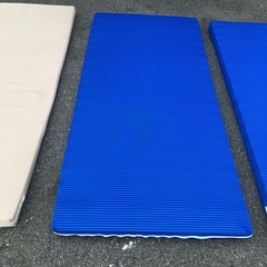 ベッド下に引くマットです‼️しっかりしてます‼️シングル１枚１０００円の画像