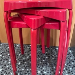 三角形の赤椅子4点セットでの画像