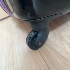 タイヤが壊れたスーツケースの画像