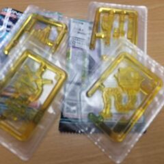 シール目当てで大量購入した食玩のお菓子を無料プレゼントの画像
