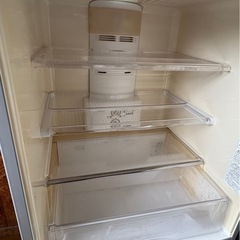 H2202 SANYO 2011年　225L 3ドア冷蔵庫　冷蔵庫内変色　の画像