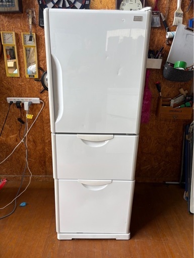 H2203 HITACHI 日立　 2011年　265L 3ドア冷蔵庫　野菜室、冷凍庫内トレー変色