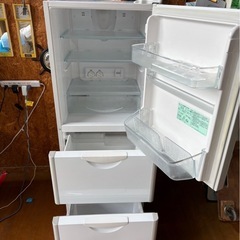H2203 HITACHI 日立　 2011年　265L 3ドア冷蔵庫　野菜室、冷凍庫内トレー変色　　の画像