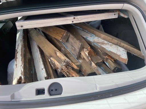 廃材、トランクいっぱいの木材です、