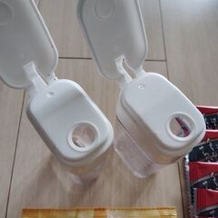 キッチン雑貨（タッパー・調味料ケースほか）の画像