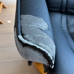 木脚とレザーを組み合わせたくつろぎリクライニングチェア (ブラック)の画像