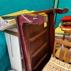無料コーナー　大量　きれいな布団　テーブル他の画像