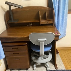学習机と椅子とライトの画像