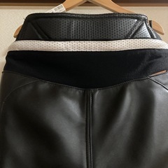 ヒョウドウのバイク用革ズボンの画像
