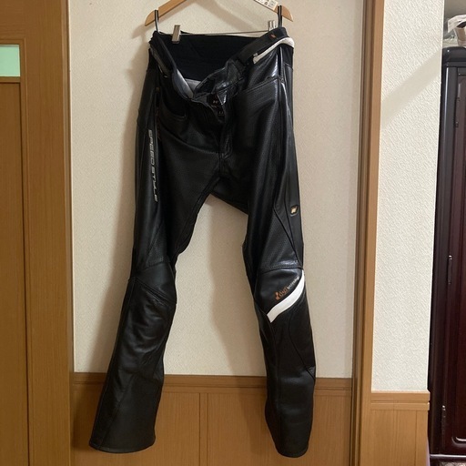 ヒョウドウのバイク用革ズボン