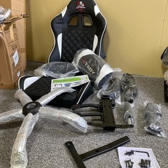 新品　フットレスト付きゲーミングチェアオフィスレーシングデスク人間工学に基づいた椅子レザーリクライニングゲーマーチェア調節可能なアームレストハイバックコンピューターチェア whiteの画像