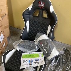 新品　フットレスト付きゲーミングチェアオフィスレーシングデスク人間工学に基づいた椅子レザーリクライニングゲーマーチェア調節可能なアームレストハイバックコンピューターチェア whiteの画像
