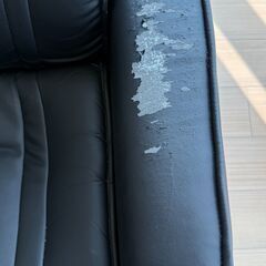 木脚とレザーを組み合わせたくつろぎリクライニングチェア (ブラック)の画像