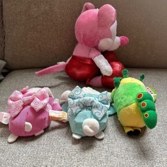 ディズニーのキーホルダーとキティとシナモンともう一つのぬいぐるみの画像