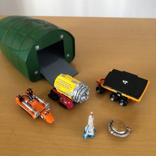サンダーバードアルバム2冊とフィギュアなど