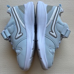 Madfoot! キッズスニーカー 子供靴 水色 17.5cmの画像