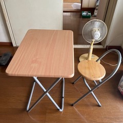 折り畳みイスと折り畳み机の画像
