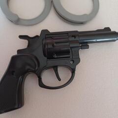 おもちゃの銃と手錠の画像