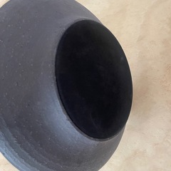 陶器のフラワーベースとガラス瓶の画像