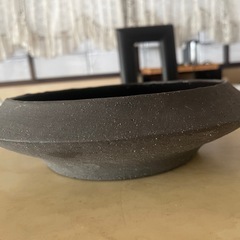 陶器のフラワーベースとガラス瓶の画像