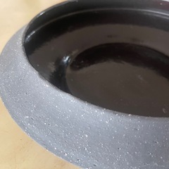 陶器のフラワーベースとガラス瓶の画像