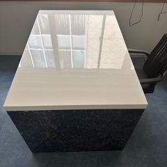 無料‼️サロン用可、受け付けテーブル、大理
石調応接テーブル、机、無料でお譲りします‼️の画像