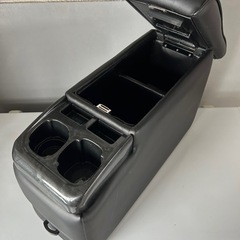 黒いコンソールボックス カップホルダー付きの画像