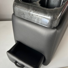 黒いコンソールボックス カップホルダー付きの画像