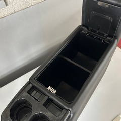 黒いコンソールボックス カップホルダー付きの画像