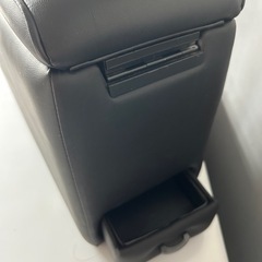 黒いコンソールボックス カップホルダー付きの画像