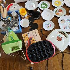 ホットサンドメーカー、たこ焼き器、ハンドミキサー、おかし作り一式及び各種食器棚の画像