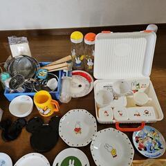 ホットサンドメーカー、たこ焼き器、ハンドミキサー、おかし作り一式及び各種食器棚の画像