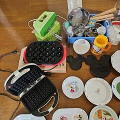ホットサンドメーカー、たこ焼き器、ハンドミキサー、おかし作り一式及び各種食器棚の画像