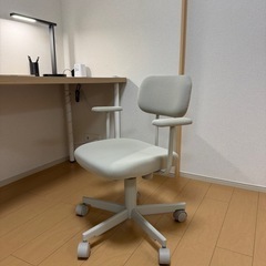 デスクと椅子の画像