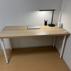 デスクと椅子の画像