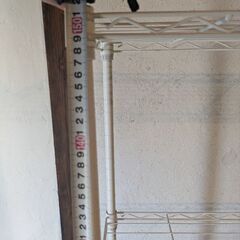 白のスチール棚の画像