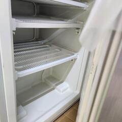 壊れた冷蔵庫の画像