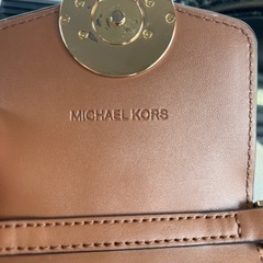 スマホポーチ⭐︎MICHALKORS（マイケルコース）の画像