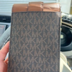 スマホポーチ⭐︎MICHALKORS（マイケルコース）の画像