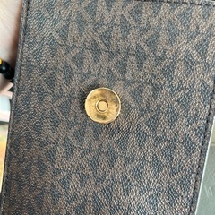スマホポーチ⭐︎MICHALKORS（マイケルコース）の画像