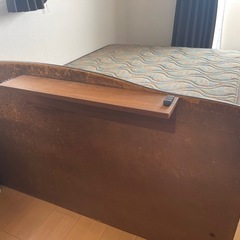 ダブルベッドとマットレスの画像