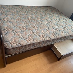 ダブルベッドとマットレスの画像