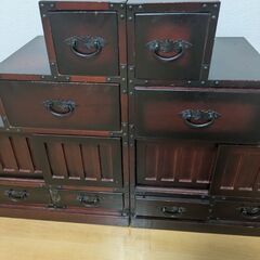 差し上げます　民芸調タンス　2つの画像