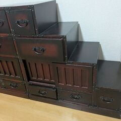 差し上げます　民芸調タンス　2つの画像