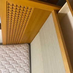 木工細工が美しいセミダブルベッドの画像
