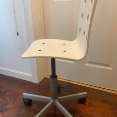 IKEA デスクチェアー　子供用
の画像