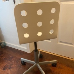 IKEA デスクチェアー　子供用
の画像