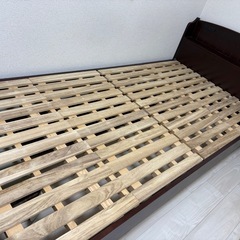 ベッドフレームとマットレスの画像