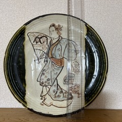 着物女性の大皿の画像